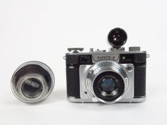 Vente aux enchères FUTURA-S. Boitier 24x36 sur film 35 mm. Objectif Elor 2,8/50, obturate