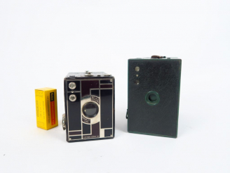 Vente aux enchères KODAK.   - Un box Art Deco 6x9 Beau Brownie, façade noir et marron. Un