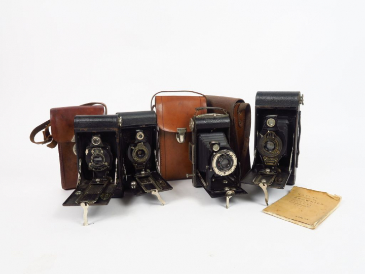 KODAK. Quatre Foldings :   - Brownie numéro 2A avec notice.  - Kodex a