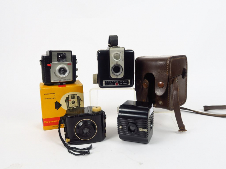 KODAK. Quatre boxs :  - Brownie Starlet Caméra, neuf dans sa boite d'o