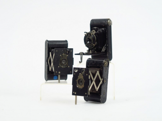 Vente aux enchères KODAK. Trois appareils Vest Pocket différents modèles.