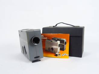Vente aux enchères KODAK. Projecteur Retinamat Pocket modèle 610 avec câble, télécommande