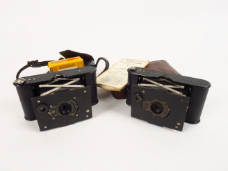 Vente aux enchères KODAK. Deux Vest Pocket, modèles différents avec étuis et une pellicul