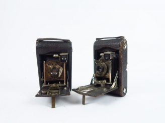 Vente aux enchères KODAK. Deux appareils :   - Folding Pocket numéro 3, modèle G.  - Fold