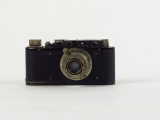 Vente aux enchères LEITZ. Leica II, laqué noir numéro 97348. Objectif Elmar 3,5/50 mm num