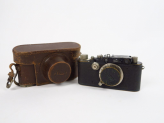 Vente aux enchères LEITZ. Leica III, finition noire numéro 111073. Objectif Elmar 3,5/50 