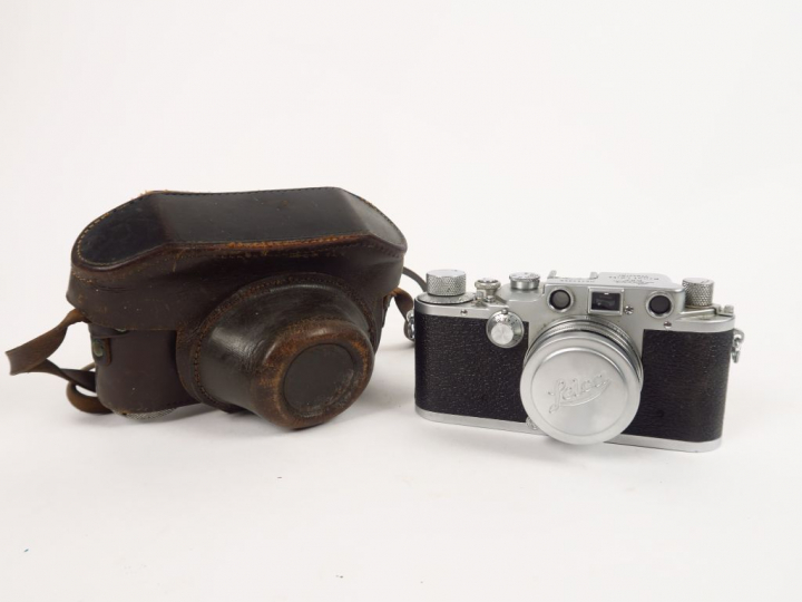 LEITZ. Leica III C, numéro 382955. Objectif Summitar 2/5 cm numéro 564