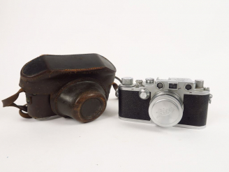Vente aux enchères LEITZ. Leica III C, numéro 382955. Objectif Summitar 2/5 cm numéro 564
