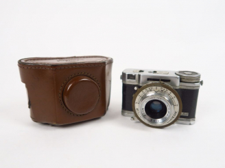 Vente aux enchères LUMIERE. ELJY modèle Club. Objectif Lypar 3,5/40 avec son étui.