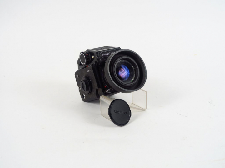 MAMIYA 645. Objectif Sekor 2,8/80, parasoleil, bouchon. Prisme cellule