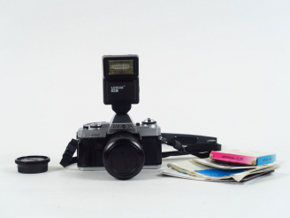 Vente aux enchères MINOLTA. Boitier X-300. Zoom Tokina 35-70 mm. Bouchon. Flash électroni