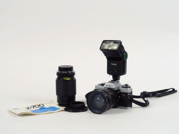 MINOLTA.  X-700. Zoom Makinon 28-80 avec un filtre UV, bouchons. Zoom 