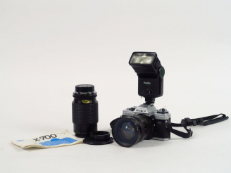 Vente aux enchères MINOLTA.  X-700. Zoom Makinon 28-80 avec un filtre UV, bouchons. Zoom 