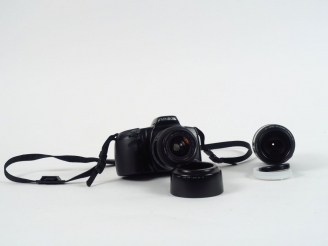 Vente aux enchères MINOLTA. Modèle Dynax 500 si. Zoom AF 35-70 mm. Parasoleil. Zoom AF 70