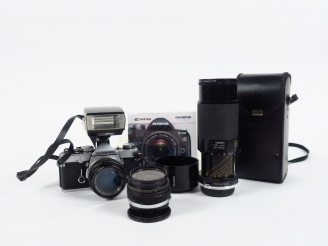 Vente aux enchères OLYMPUS. Boitier OM-1n. Cond B. Objectif Zuiko 2,8/35. Objectif Zuiko 
