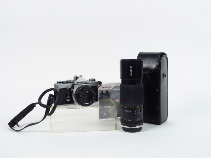 OLYMPUS OM-1. Déclenchement à revoir.  Objectif Zuiko 1,8/50. On y joi