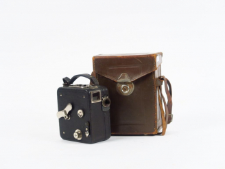 Vente aux enchères PATHE. Motocaméra 9x5 avec un chargeur. Objectif Krauss. Etui.