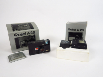 Vente aux enchères ROLLEI. A26, objectif Sonnar 3,5/40 et flasch C26. Notice et boîte.