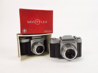 Vente aux enchères ROYER. Deux Savoyflex avec objectif Berthiot 2,8/50 mm. Une boîte. Méc
