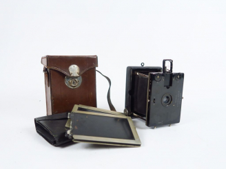 Vente aux enchères TENAX. Klapp à tendeurs, format 6x9. Platine noire laqué. Objectif Dag