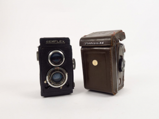 Vente aux enchères YASHICA. Format 4x4, finition gris, étui, notice. On y joint un boitie