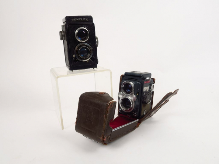 YASHICA. Format 4x4, finition gris, étui, notice. On y joint un boitie