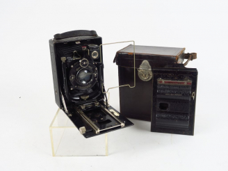 Vente aux enchères ZEISS. Folding 9x12. Objectif Tessar 4,5/13,5 cm. Obturateur Compur. U