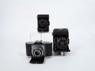 Vente aux enchères ZEISS. Trois appareils, modèles et formats différents :   - Ikonta, Ba