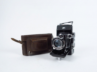 Vente aux enchères ZEISS. Super Ikonta 6x9 531/2. Objectif Tessar 3,5/106. Obturateur Com