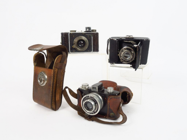 Trois appareils : - SEM. Kim. Objectif Cross 2,9/45. Marbré noir et ma