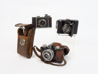 Vente aux enchères Trois appareils : - SEM. Kim. Objectif Cross 2,9/45. Marbré noir et ma