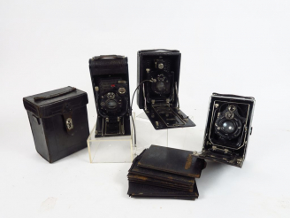 Vente aux enchères Trois appareils folding :  - Deux Folding format 9x12.  Neuf châssis.O