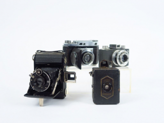 Vente aux enchères Quatre appareils divers :  - Sem baby. Objectif Flor 3,5/45.Obturateur