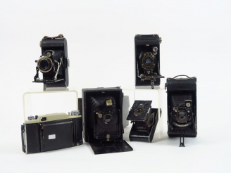 Vente aux enchères Six appareils de marques et formats différents :  - Kodak lumière - Vo