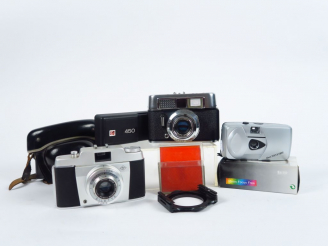 Vente aux enchères Quatre appareils : - Voigtlander, Vito CL avec objectif Lanthar 2,8/50