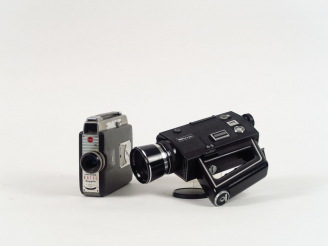 Vente aux enchères Deux caméras :  - Kodak, Ciné-kodak Royal Magazine 16 mm. Objectif Ang