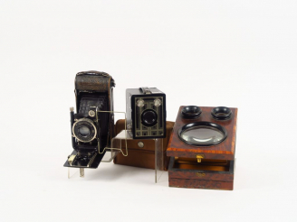 Vente aux enchères Trois appareils : - KODAK. Box 6x9 Brownie Junior 6-20 avec façade Art