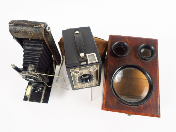 Trois appareils : - KODAK. Box 6x9 Brownie Junior 6-20 avec façade Art