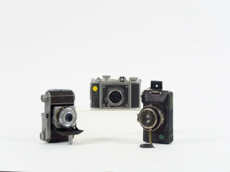 Vente aux enchères Trois appareils marques différentes :  - Zeiss Ikon Kolibri, format 3x