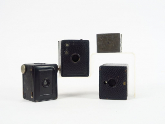 Vente aux enchères Quatre appareils :  - Kodak, Brownie 0  - Kodak Pocket modèle 96  - Pe
