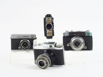 Vente aux enchères Alsaphot, Quatre appareils :   - Ajax format 6x6. Objectif Saphir  - T