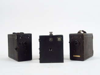 Vente aux enchères Trois Box :   - Ensign box  - Express Louvre  - Sans marque