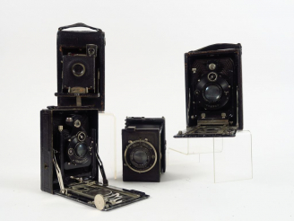 Vente aux enchères Quatre appareils :   - Kodak, Folding Pocket numéro 3  - SOM Folding 9