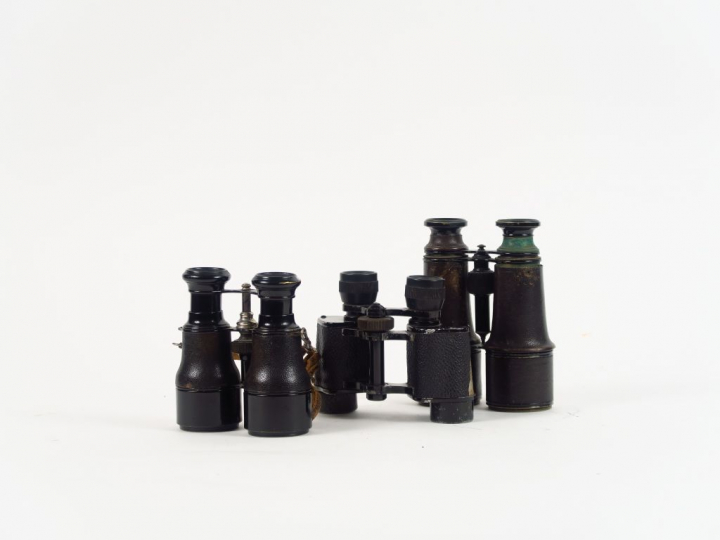 Trois paires de jumelles gainées noires, modèles différents, sans marq