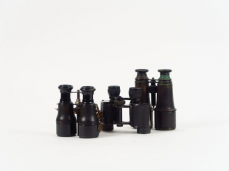 Vente aux enchères Trois paires de jumelles gainées noires, modèles différents, sans marq