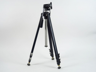 Vente aux enchères ROLLEI. Pied à crémaillère avec rotule. Hauteur : 140 cm