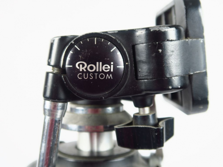 ROLLEI. Pied à crémaillère avec rotule. Hauteur : 140 cm