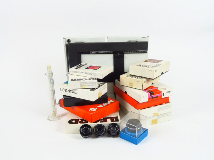 Margeur TOG 18x24. Huit boites papier Ilford entamées. Quatre boites p