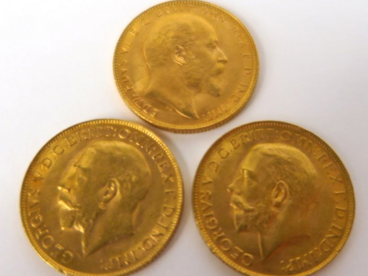 3 souverains en or : 2 pièces Georges V et une pièce Edouard VII FRAIS