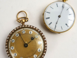 Vente aux enchères Montre de gousset en or ornée de perles (manques et accidents) On y jo